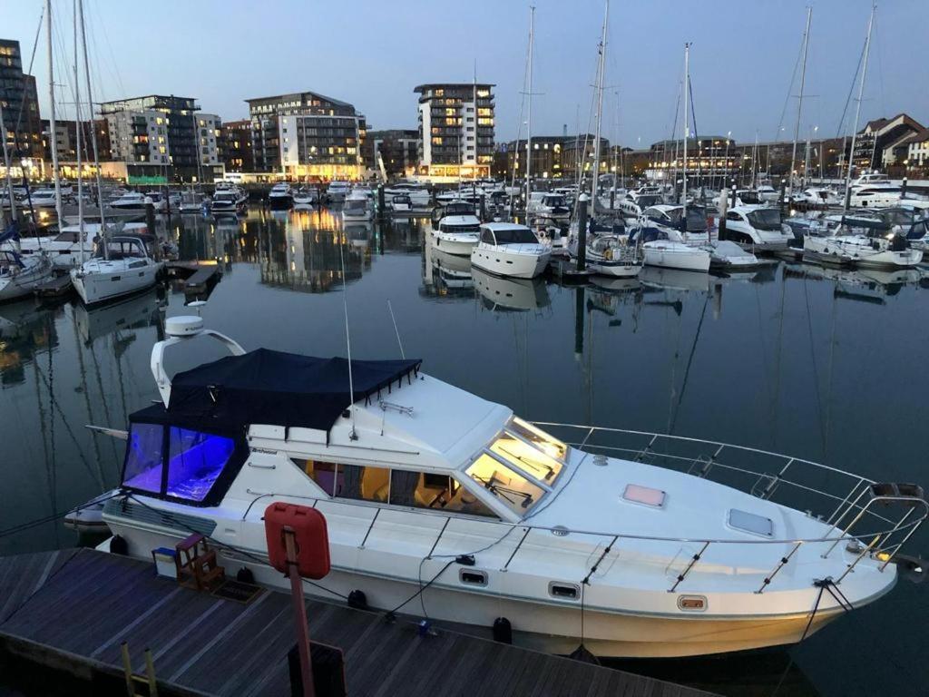 Luxury 40 Foot Yacht On 5 Star Ocean Village Marina Southampton - Minutes Away From City Centre And Cruise Terminals - Free Parking Included ภายนอก รูปภาพ