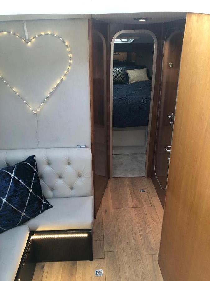 Luxury 40 Foot Yacht On 5 Star Ocean Village Marina Southampton - Minutes Away From City Centre And Cruise Terminals - Free Parking Included ภายนอก รูปภาพ