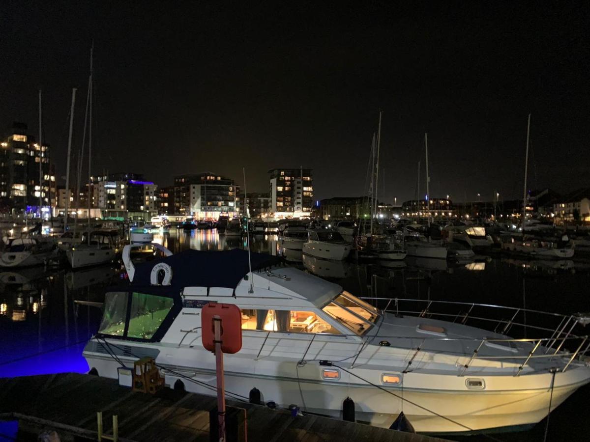 Luxury 40 Foot Yacht On 5 Star Ocean Village Marina Southampton - Minutes Away From City Centre And Cruise Terminals - Free Parking Included ภายนอก รูปภาพ