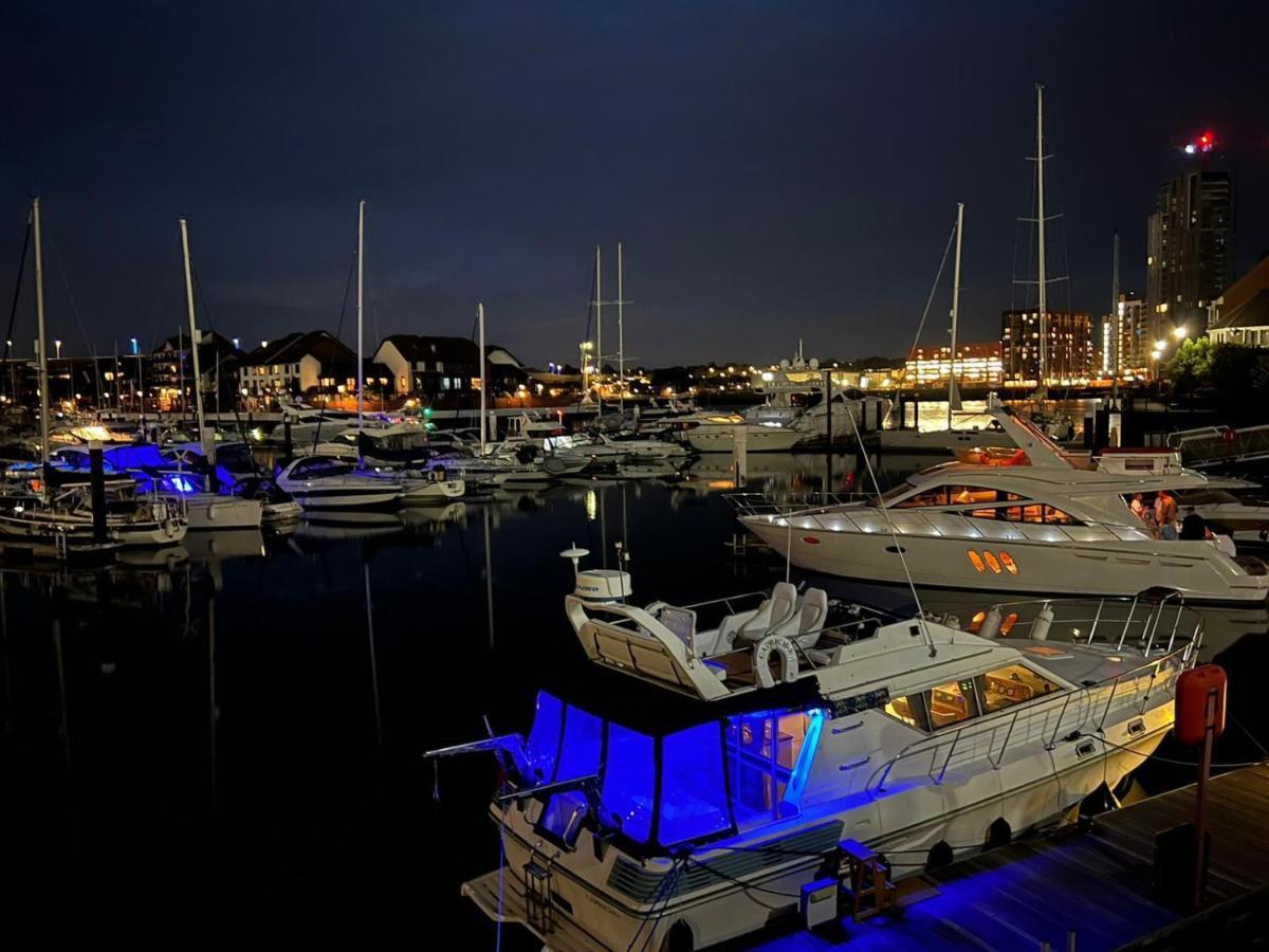 Luxury 40 Foot Yacht On 5 Star Ocean Village Marina Southampton - Minutes Away From City Centre And Cruise Terminals - Free Parking Included ภายนอก รูปภาพ