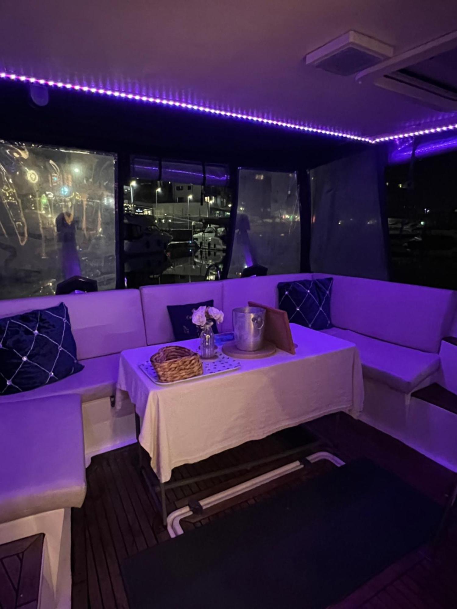 Luxury 40 Foot Yacht On 5 Star Ocean Village Marina Southampton - Minutes Away From City Centre And Cruise Terminals - Free Parking Included ภายนอก รูปภาพ