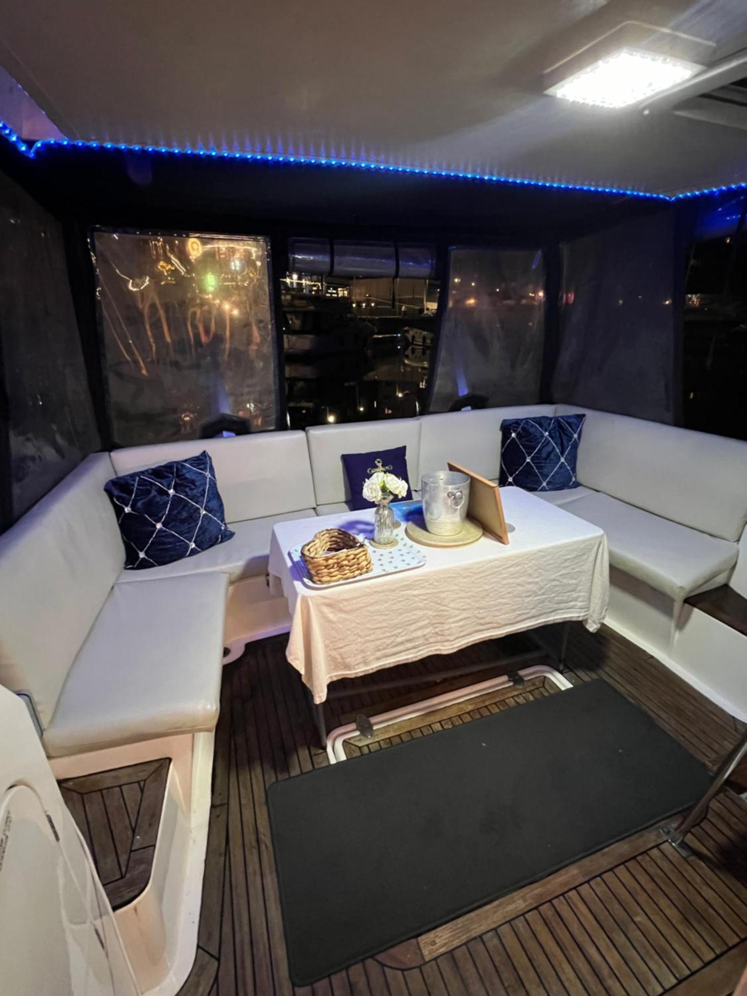 Luxury 40 Foot Yacht On 5 Star Ocean Village Marina Southampton - Minutes Away From City Centre And Cruise Terminals - Free Parking Included ภายนอก รูปภาพ