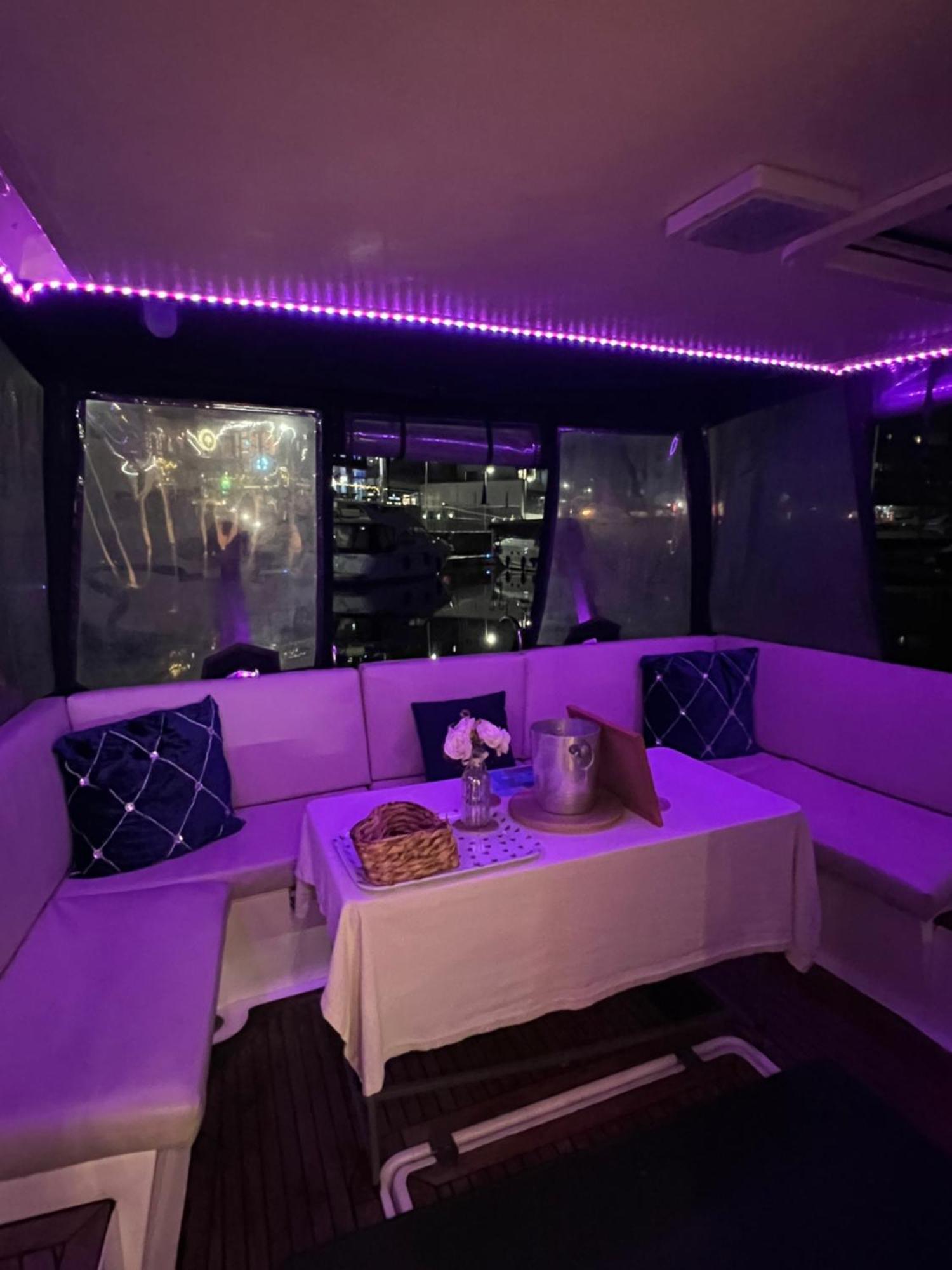 Luxury 40 Foot Yacht On 5 Star Ocean Village Marina Southampton - Minutes Away From City Centre And Cruise Terminals - Free Parking Included ภายนอก รูปภาพ