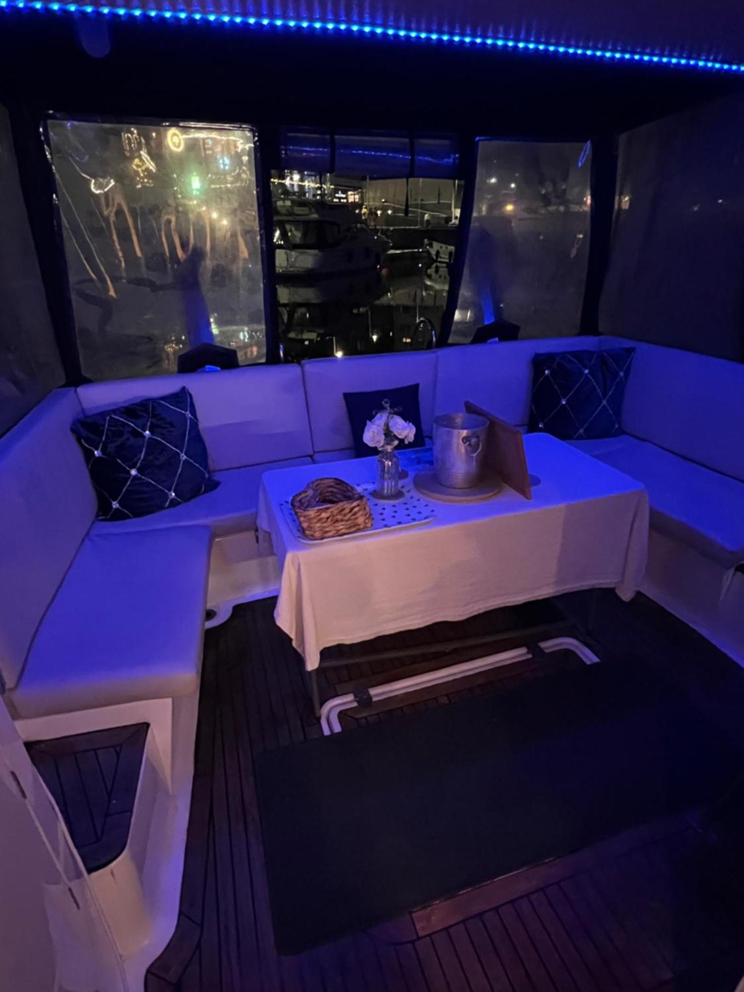 Luxury 40 Foot Yacht On 5 Star Ocean Village Marina Southampton - Minutes Away From City Centre And Cruise Terminals - Free Parking Included ภายนอก รูปภาพ